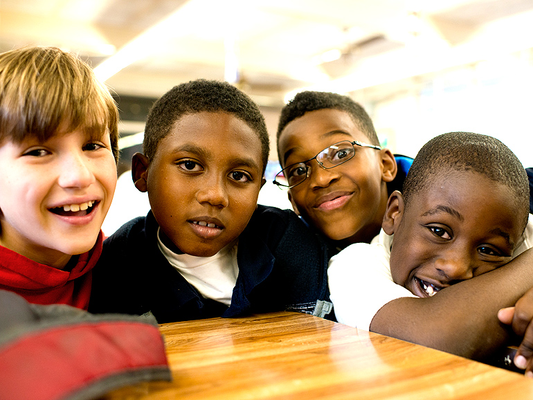 grupo de niños en la mesa del almuerzo