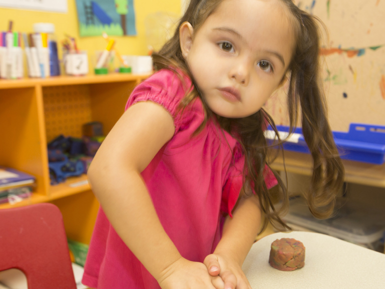girlAtTable_770x578_Kellogg 28th0223 Chica en la mesa