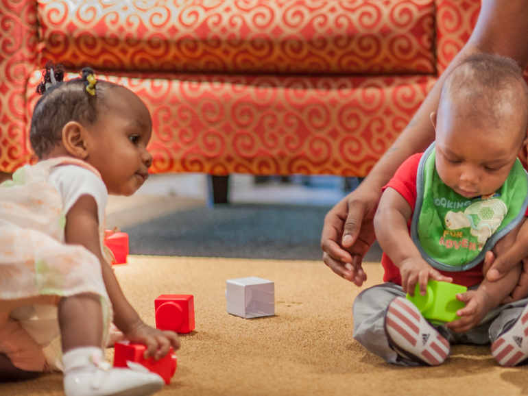 2babiesPlaying_770x578__DSC9340