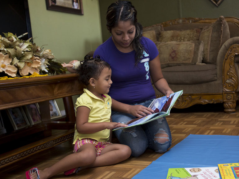 Mom and DaughterReading_770x578_Kellogg 30th1152